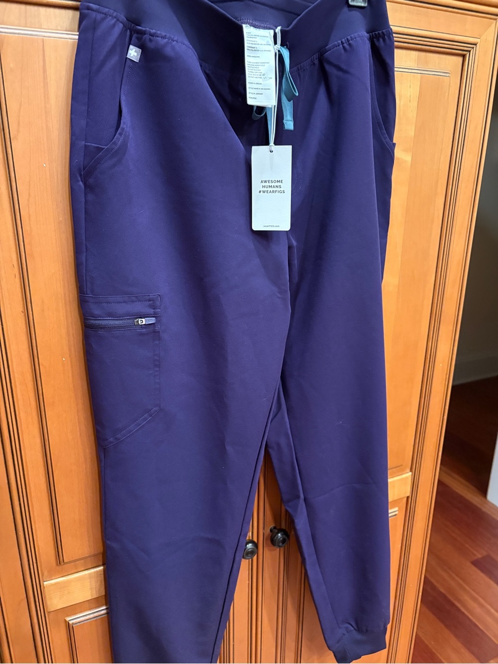 FIGS woman’s scrubs new with tags Deep Plum - Picture 7 of 8
